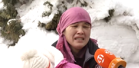 В Алматы мама четверых детей голодает три дня и побирается возле мечети