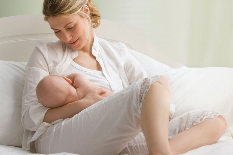 Ученые доказали, что грудное вскармливание влияет на будущую карьеру и социальный статус младенца