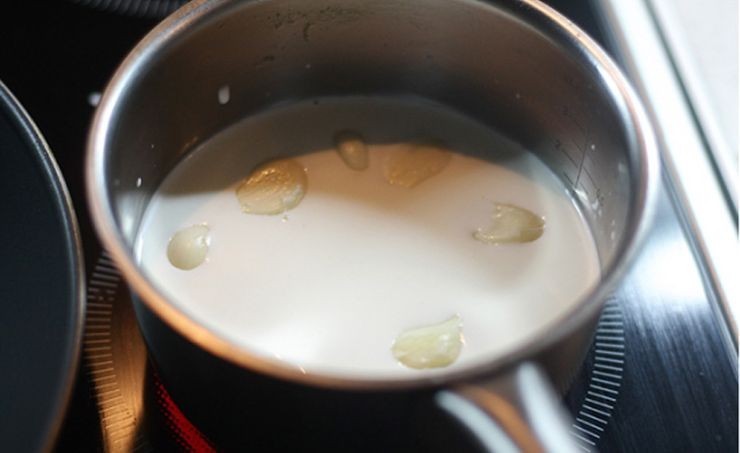 Медики опровергли помощь теплого молока при простуде
