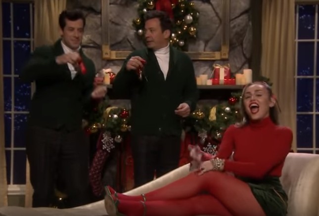 Майли Сайрус перепела популярную рождественскую песню, придав ей феминистский смысл