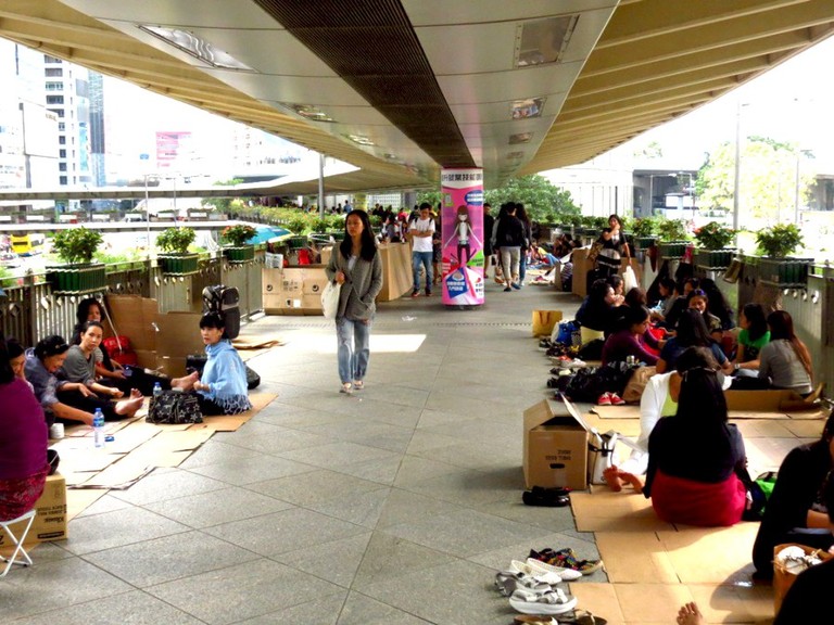 О помощницах Гонконга: Они работают, желая дать своим малышам лучшее будущее, пропуская их настоящее