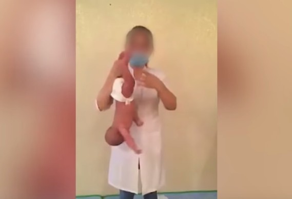Специалист прокомментировал видео с экстремальным массажем младенца