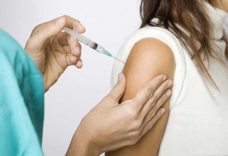 Простудный сезон: беременные и пожилые теперь смогут сделать вакцину от гриппа и ОРВИ бесплатно!