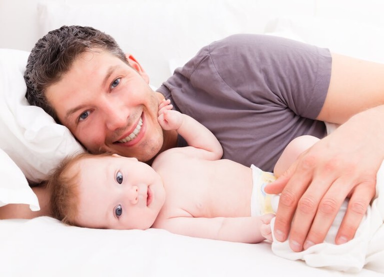Ученые выяснили, что отцы заботятся о новорожденных дочках лучше, чем о сыновьях