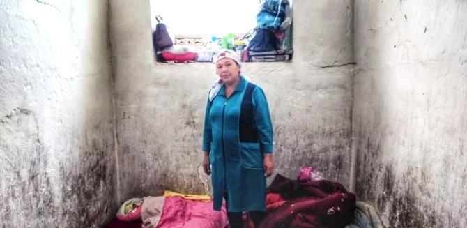 В Алматинской области многодетная мать была вынуждена родить 7-го ребенка в бане (фото)