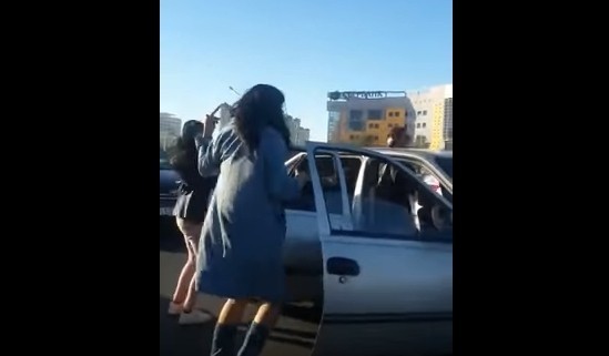 Танцующих девушек на дорогах Актау и их водителя привлекли к ответственности