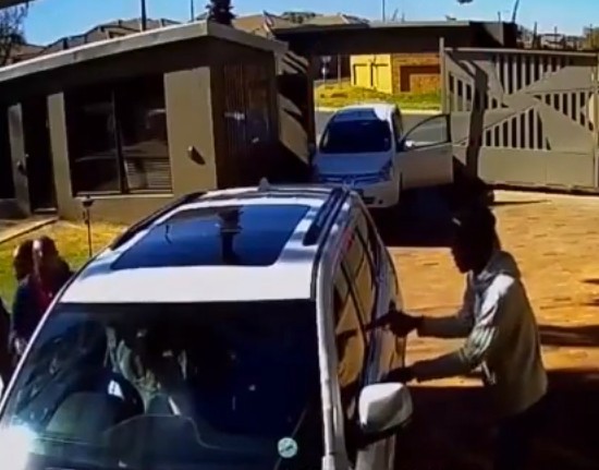42-летняя женщина защитила себя и дочь от группы вооруженных грабителей в ЮАР