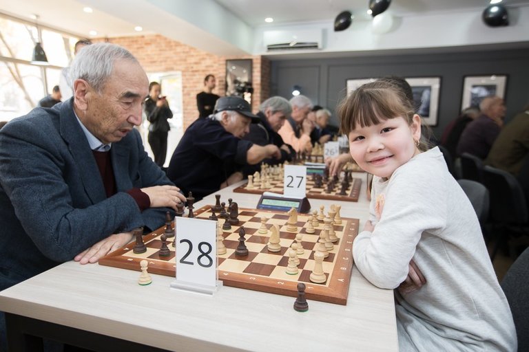 В Алматы прошел шахматный турнир между детьми и людьми пожилого возраста