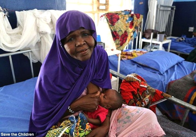 50-летняя нигерийская бабушка кормит грудью внучку
