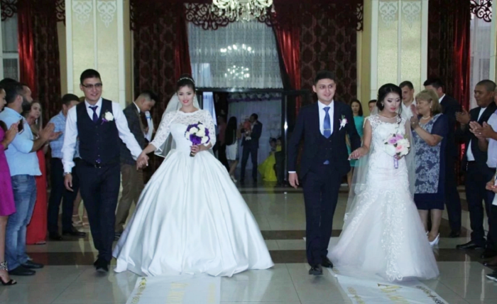 В Алматы родные сестры вышли замуж за парней – родных братьев
