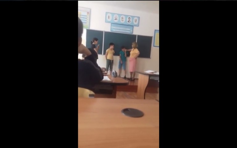 Воспитательница отхлестала школьника в Алматы