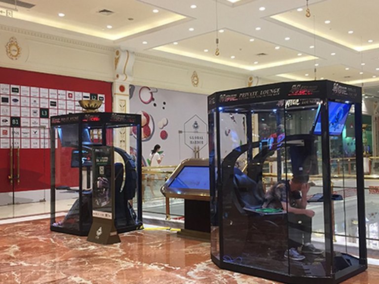 В китайском торговом центре презентовали камеры хранения для… мужей!