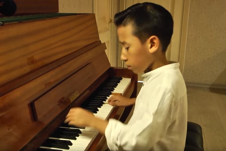 12-летний ученик музыкальной школы в Алматы посвятил свою музыку Денису Тену (видео)