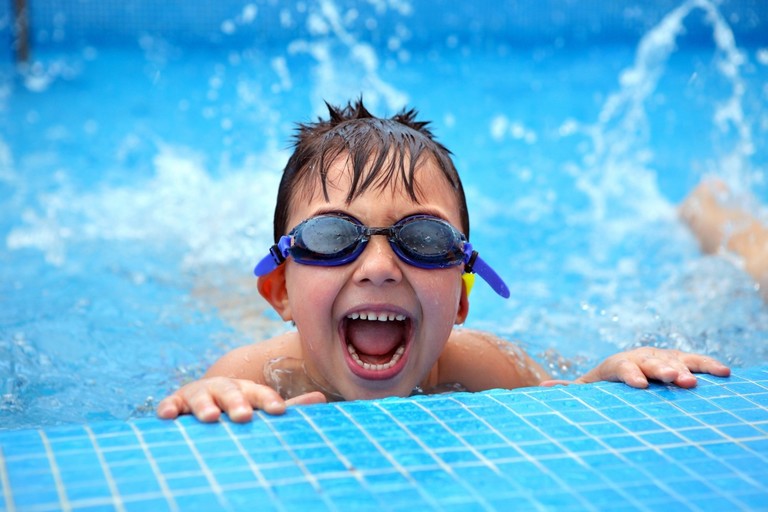 В Алматы детей бесплатно учат плавать: адреса бассейнов