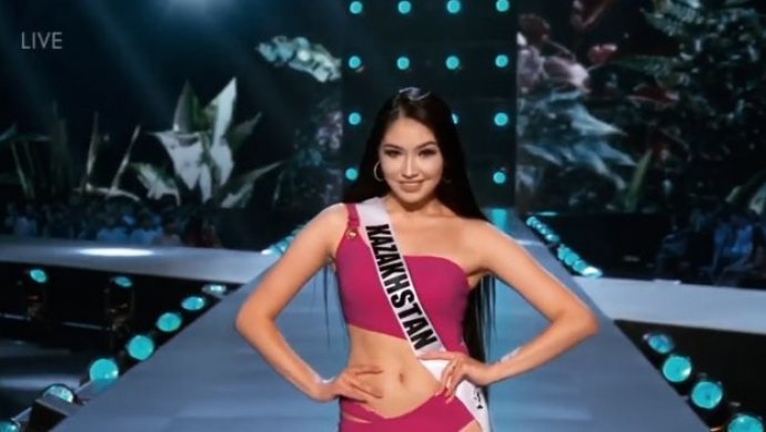 Казахстанка продефилировала в купальнике на «Мисс Вселенной»