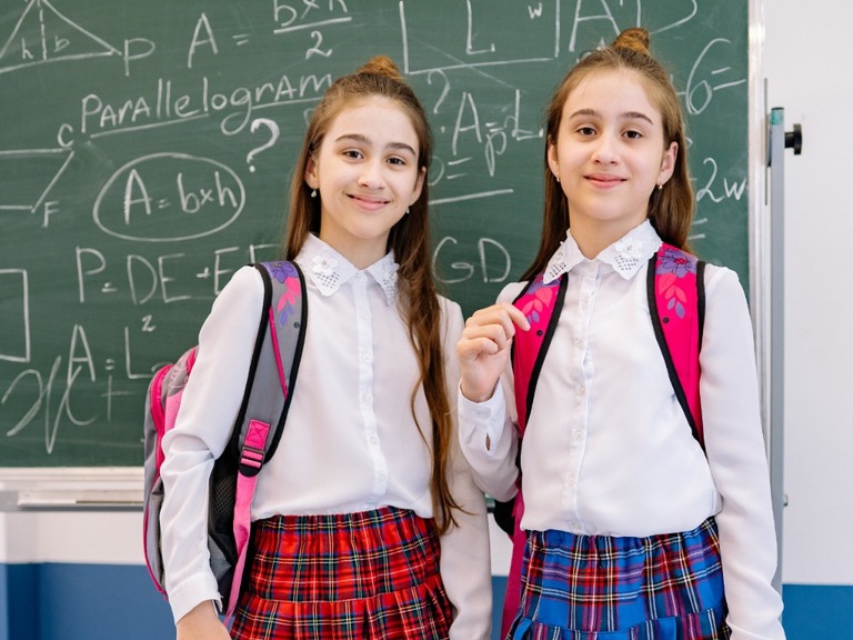Сразу 6 пар близнецов стали учиться в седьмом классе одной школы