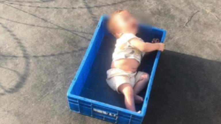 В сети обсуждается фото брошенного малыша в аэропорту Кабула