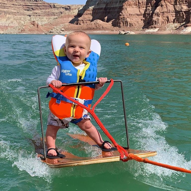 Полугодовалый малыш из США встал на водные лыжи