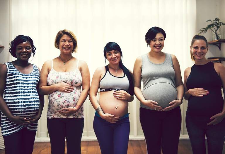 Ученые заявляют, что беременность в коллективе может быть «заразной»