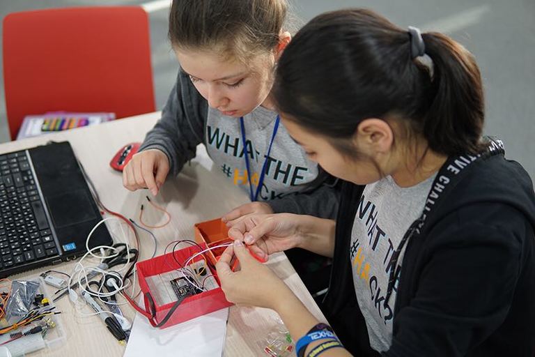 Проект двух школьниц из Казахстана вошел в двадцатку глобальных финалистов конкурса от Google 