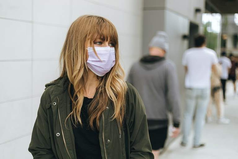 Минюст РК: Отсутствие защитной маски на улице не всегда является нарушением
