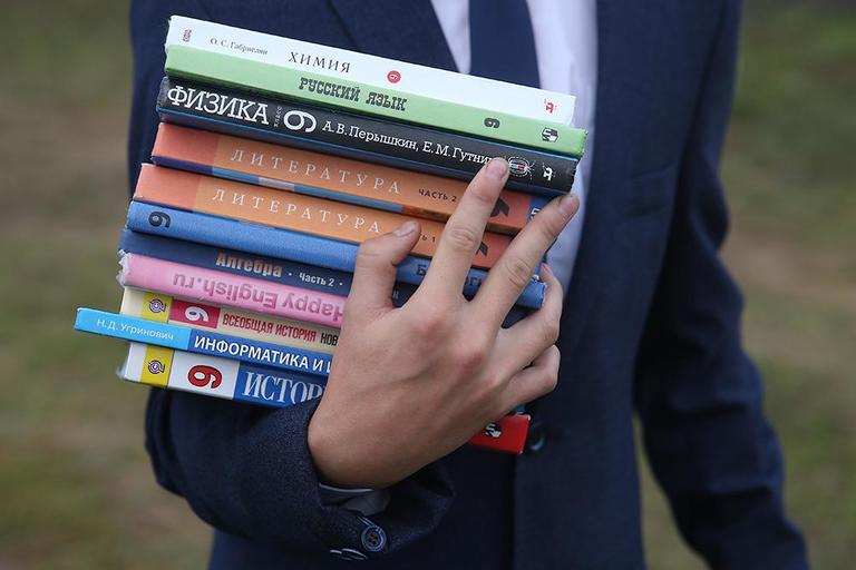 К 2024 году все школьные учебники в Казахстане будут переведены в цифровой формат