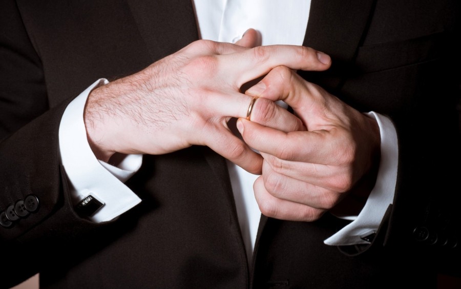 Почему мужчины снимают обручальное кольцо?