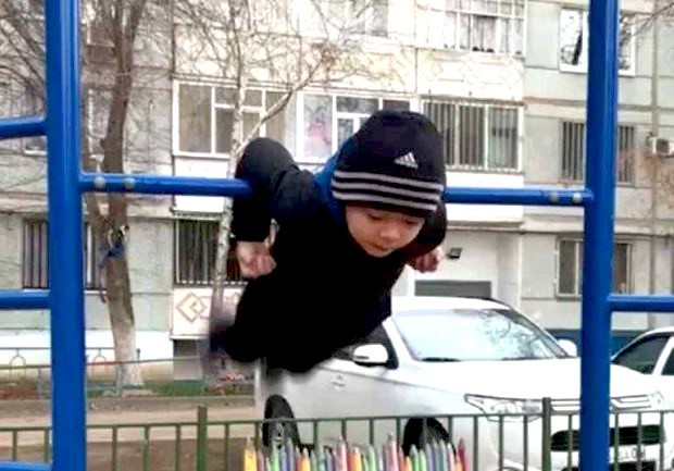 8-летний мальчик из Актобе удивил казахстанцев своей небывалой силой (фото)