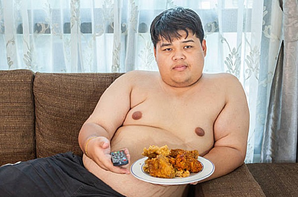 Шок! У китайца выросла женская грудь из-за частого поедания фастфуда (фото)