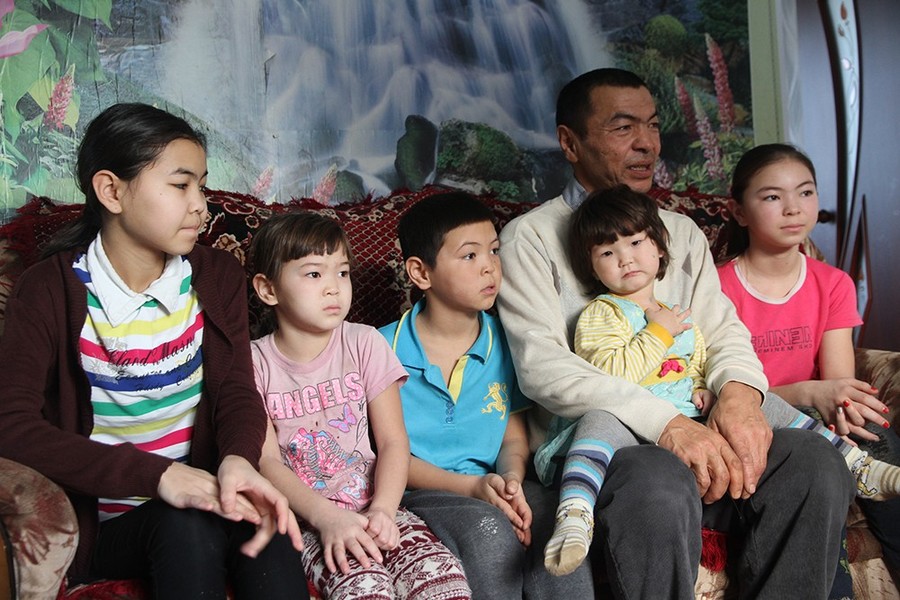 В Уральске отец в одиночку воспитывает пятерых детей (фото, видео)