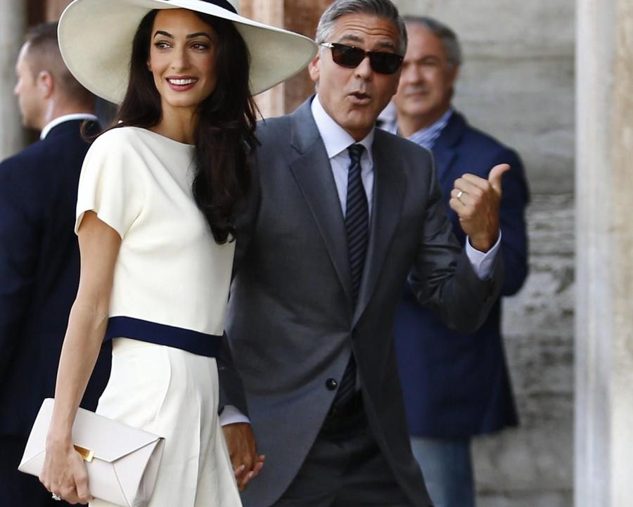 Звездный пример! Джордж и Амаль Клуни во время перелета с детьми вручили каждому пассажиру неожиданный презент