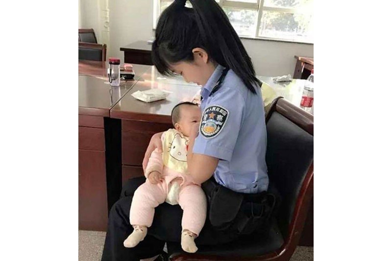 Чужих детей не бывает: в Китае девушка-полицейский кормила грудью ребенка, мать которого находилась в суде