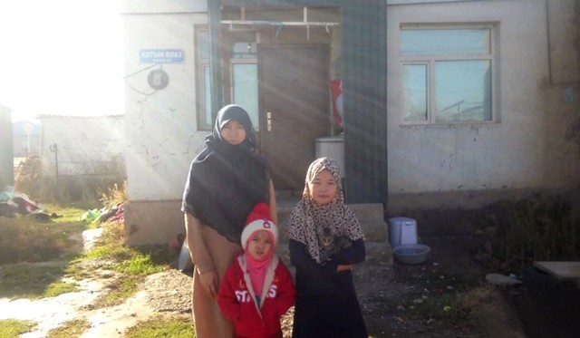 В Шымкенте муж бросил жену с пятью детьми, из-за того, что она рожала одних девочек (фото)