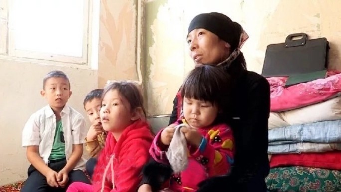 «Нет ни тепла, ни еды»: Женщина в Шымкенте растит 4-х детей в тяжелейших условиях