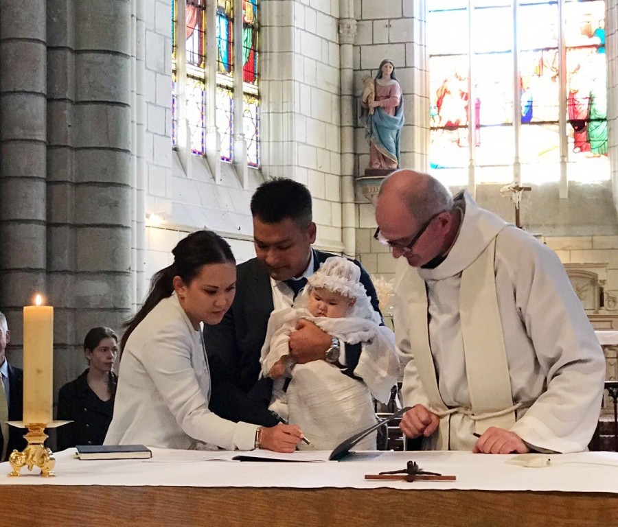 Мы сочетаем три религии в семье: Крещение нашей дочери во Франции