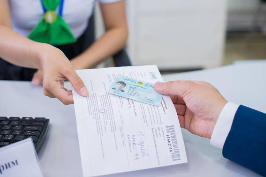 Жители Астаны, Алматы и Шымкента теперь могут менять паспорта и удостоверения личности в любом ЦОНе