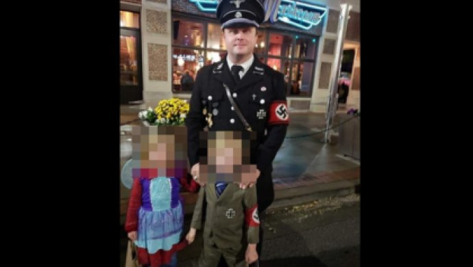Отец нарядил сына в костюм Гитлера и получил шквал неодобрения
