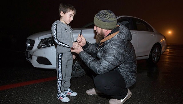 Кадыров подарил Mercedes 5-летнему чеченцу, который отжался больше 4 000 раз