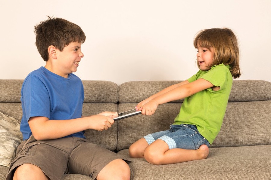 Частые ссоры между братьями и сестрами могут привести к развитию психических расстройств