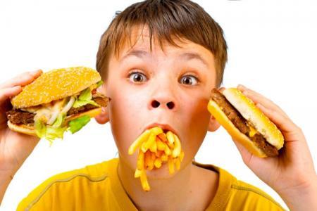 В школьных столовых запрещена продажа колбас, сосисок, чипсов и гамбургеров