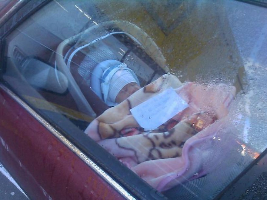 Очередная история с вирусным фото: мать оставила новорожденного малыша в машине, и пошла за покупками