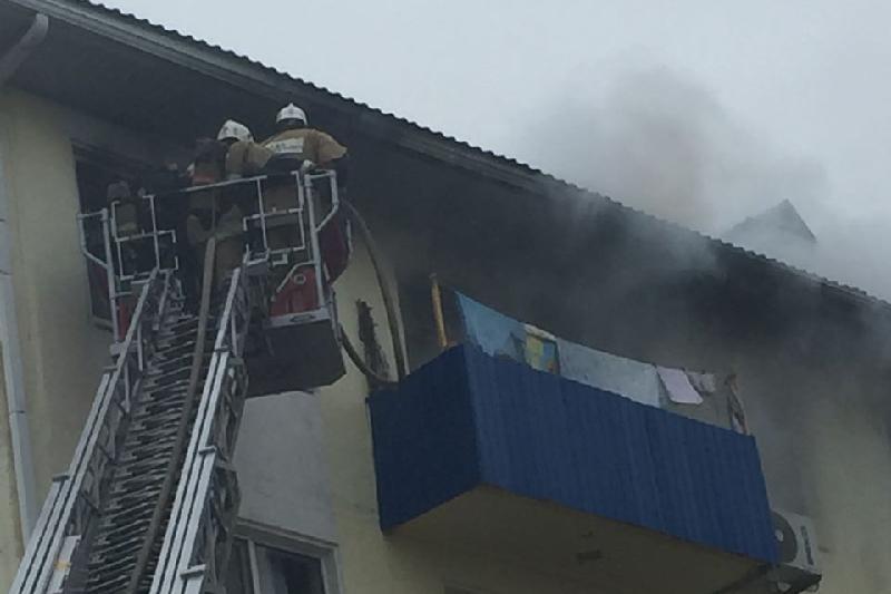 В Атырау пожарные успели спасти пятерых детей из горящего дома