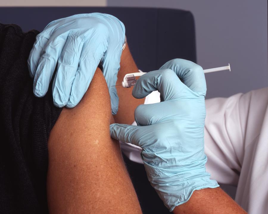 Бекшин официально сообщил о вакцинации школьников 