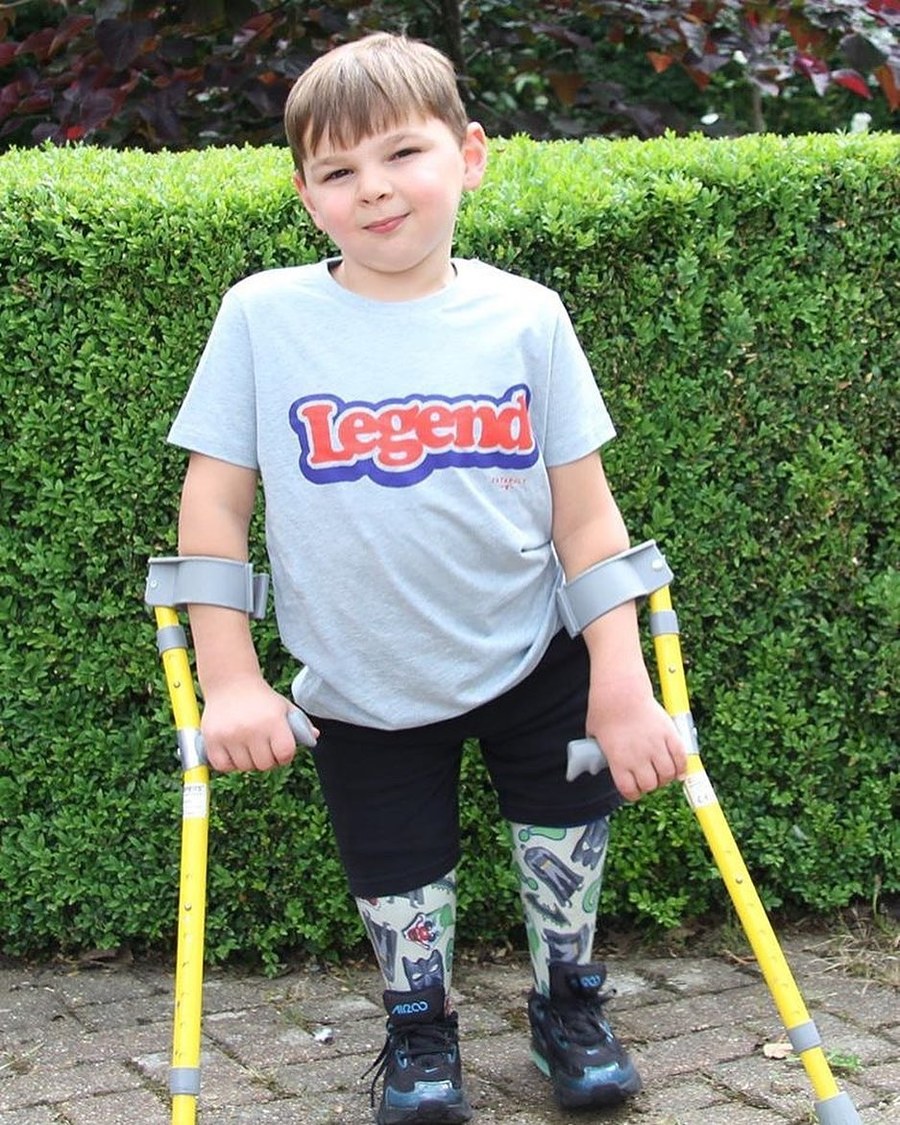 Мальчик, перенесший ампутацию ног, собрал деньги для одной из лондонских больниц