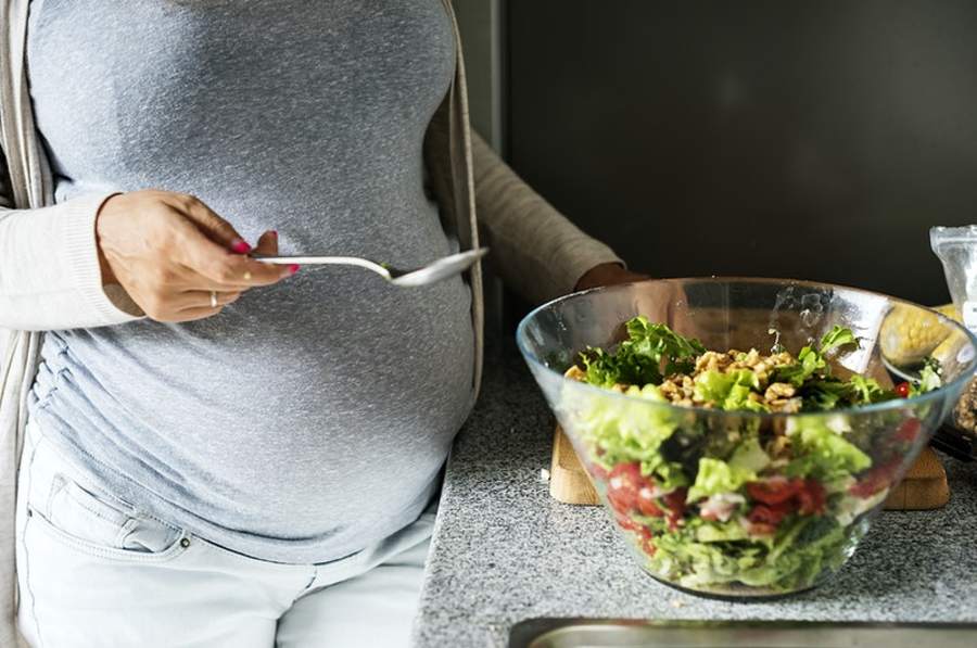 «Меня тянет на соленое»: Ученые о том, почему у беременных странные предпочтения в еде