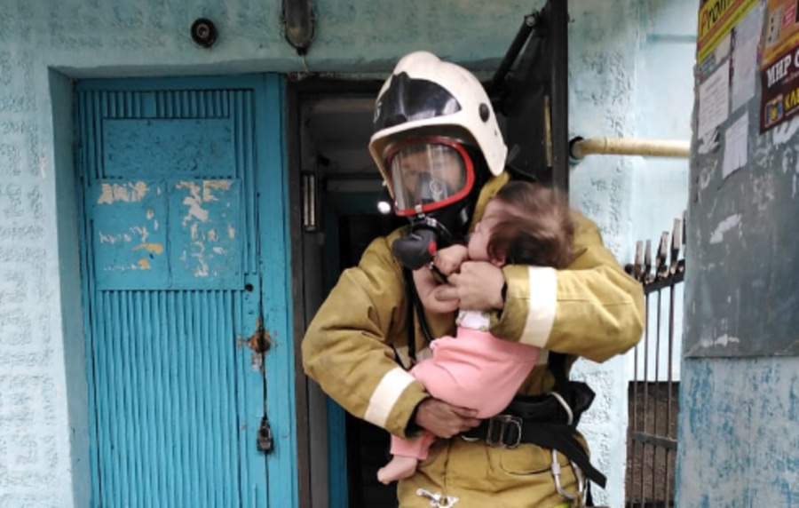 Герои дня: пожарные Костаная вынесли ребенка из огня