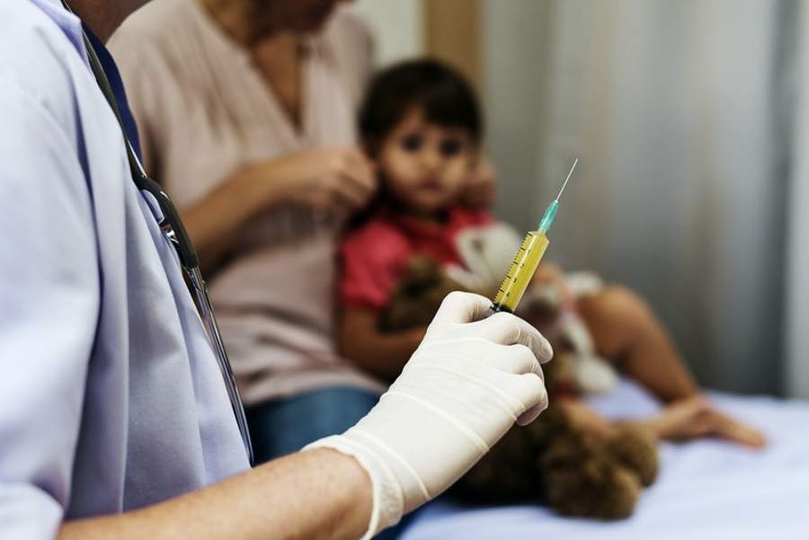 Специалисты рассказали, будут ли испытывать вакцину против COVID-19 на детях 