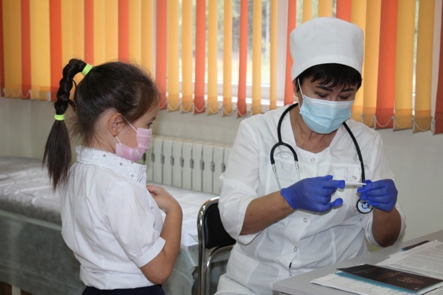 В Алматы началась вакцинация первоклассников против туберкулеза