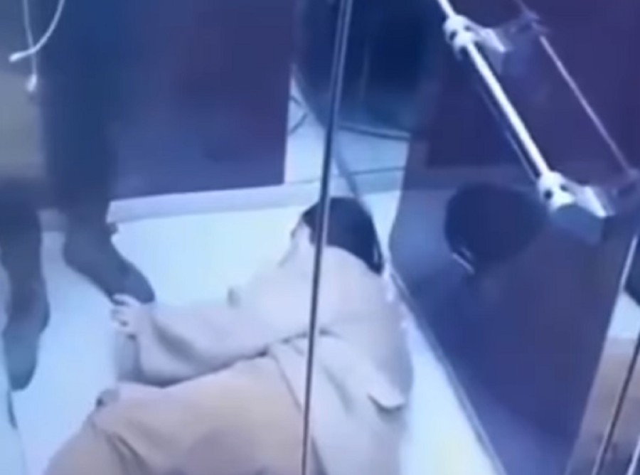 В Нур-Султане муж жестоко избил свою жену в лифте