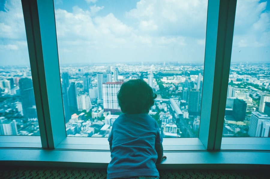 В Уральске ребенок прогуливался по карнизу на высоте седьмого этажа 
